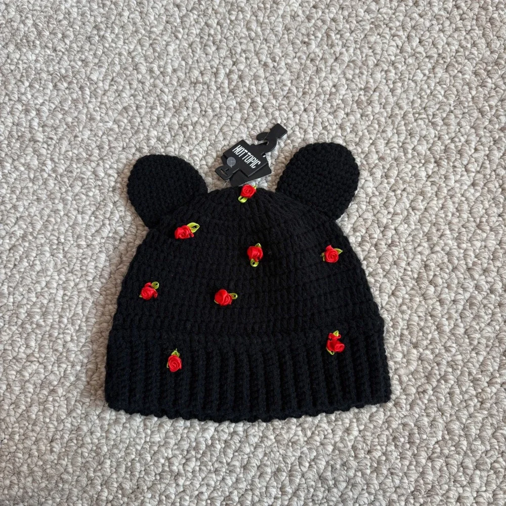Hot Topic Black Crochet Bear Ear Beanie with Red Rose Appliques OSFM NWT